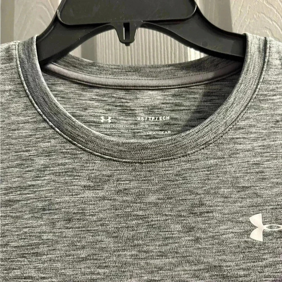 Women’s Under Armour Loose Heat gear short sleeve top in gray/black. Size XS - Picture 6 of 9
